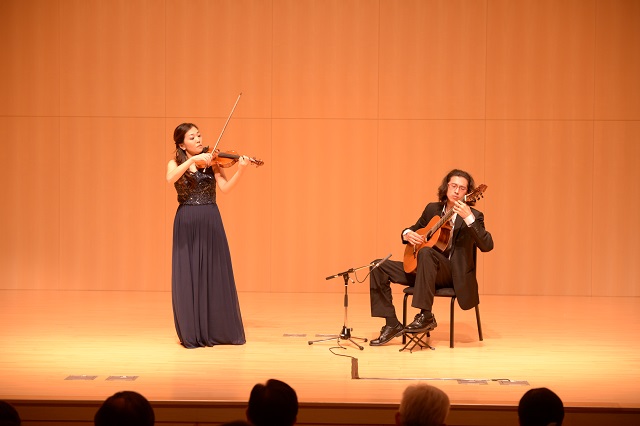 劉士堉（右）的吉他與陳依廷（左）的小提琴優質演出，奏出和諧樂音